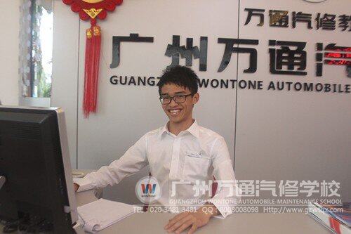 黎朝阳的工作是4S店的销售顾问,他坐在工作椅上,迫不及待地体验一下职业人的感觉