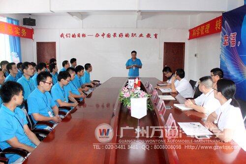 学生代表台上发言