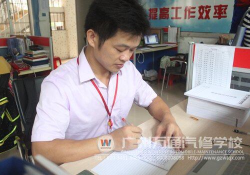 万老师正在给学生们批改本子