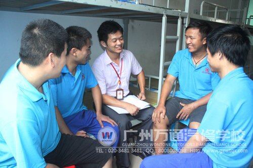 课后，万老师和学校交流