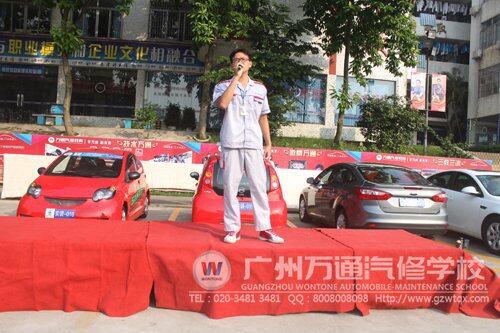 高莲福同学在台上发言表达对父亲的爱