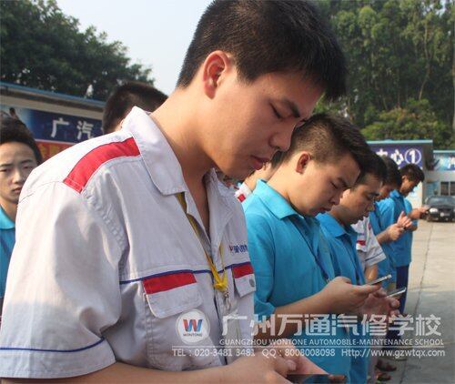 同学发短信为父亲送去祝福