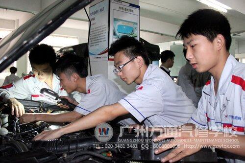 广州万通中专班学生在实训