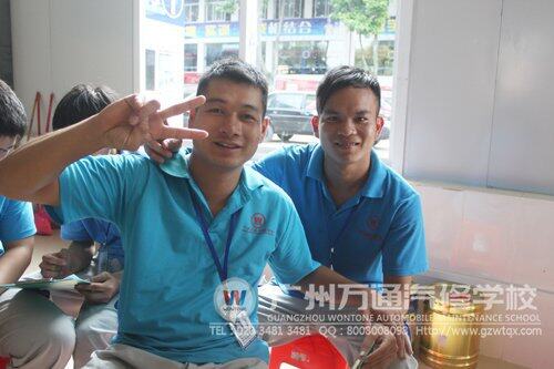 组参赛选手梁洪光和黄明坚