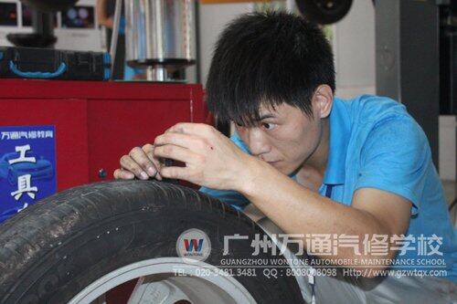 选手投入比赛，正在检测轮胎花纹