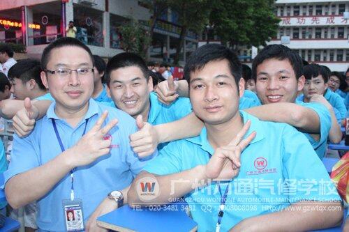 学汽修选万通,万通学子在学校开心生活