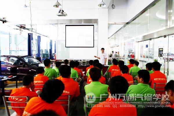 深圳元征科技股份有限公司服务经理施成开先生给同学们带来关于元征智能检测工具的介绍