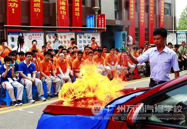 深圳车仆汽车用品发展有限公司经理李峰在展示高温下汽车漆面护理的神奇效果