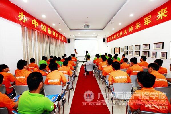 南京帕博专业汽车服务连锁总经理孙健先生给师生们带来帕博钣喷流水线工艺讲座