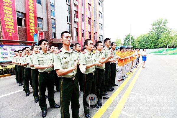 在万通汽修学校接受培训的江苏边防总队后勤部军官们也前来助阵