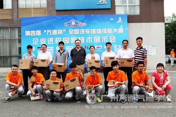 山东星科在讲座中安排了抽奖环节,图为获奖师生合影