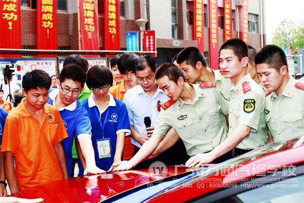 现场氛围热烈,同学们积极参与互动