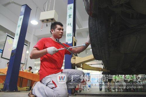 参赛选手在拆卸轮胎