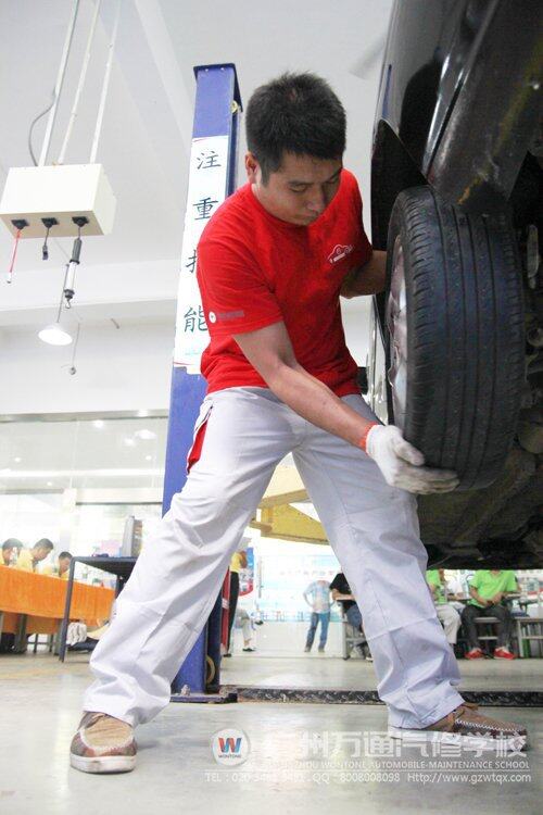 参赛选手在检查车辆后轮左右轴承