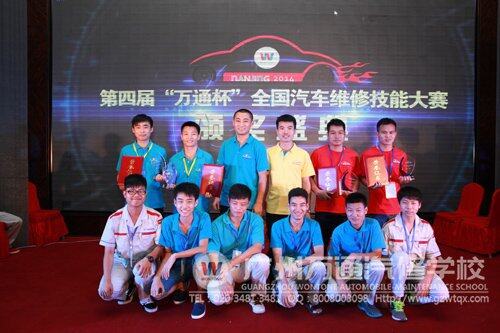 比赛结束后，观摩团和获奖选手合影