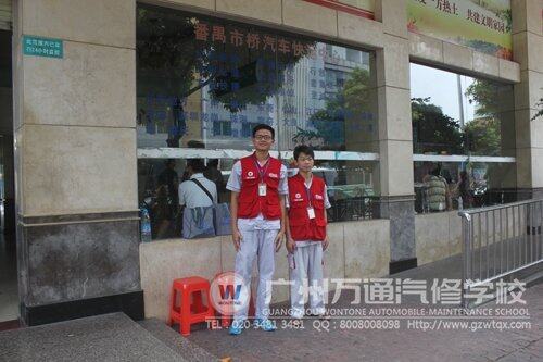 在市桥汽车站接站的红马甲志愿者