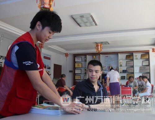 红马甲志愿者为新生送上一杯热水