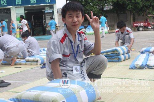 汽运1402班的学生叠被子