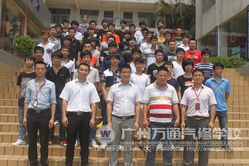 毕业学子和领导们合影