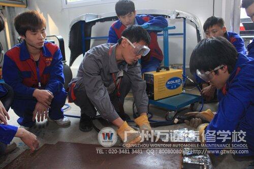 广州万通汽修学校学生学习钣金技术