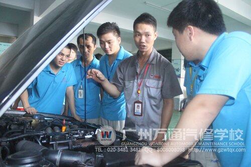 广州万通理实一体化课堂上，老师为同学们耐心讲解