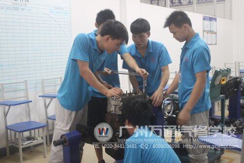 同学们正认真讨论