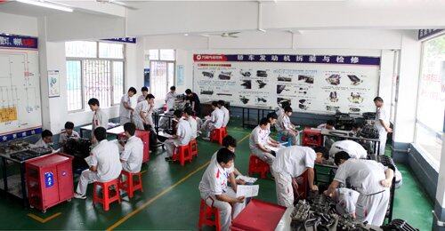 广州万通理实一体化教学，课堂上分组实训