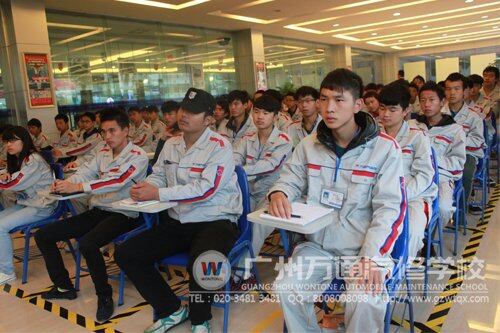 同学们正在听校纪校规讲座