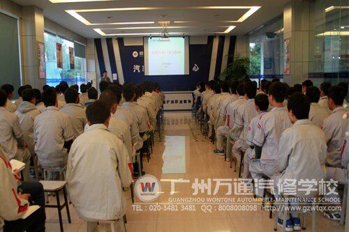 同学们正在听校纪校规讲座