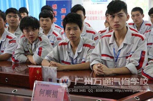 学弟们认真聆听
