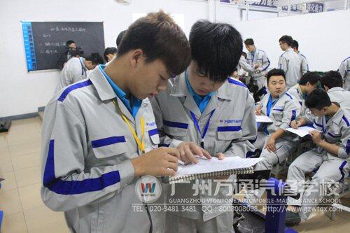 工单式教学，同学们正在填写工单