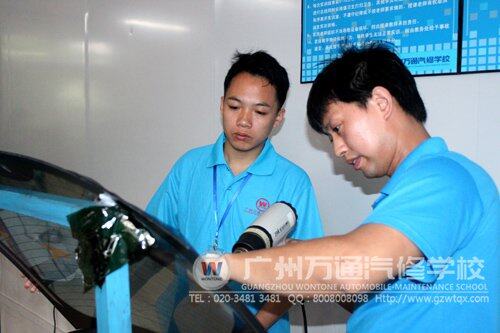 广州万通学子正在学习汽车烤膜贴膜技术