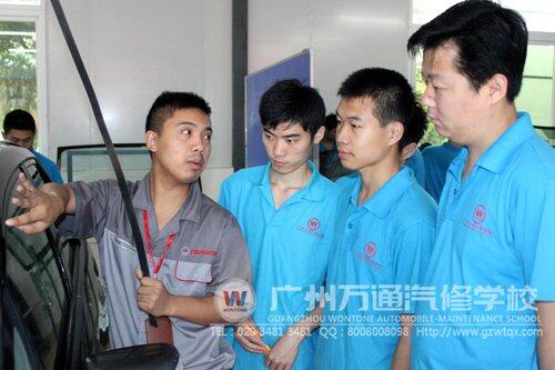 汽车美容课堂上,贴膜课