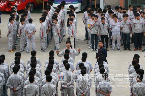 同学们认真练习班歌