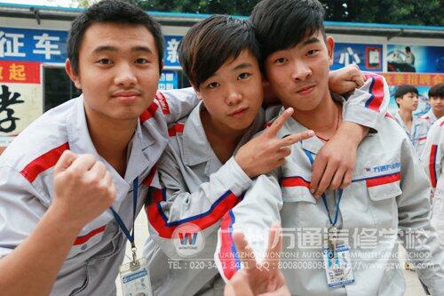 比赛开始前,同学们加油鼓劲