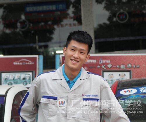 韦云亮来万通学习汽修,对未来充满信心