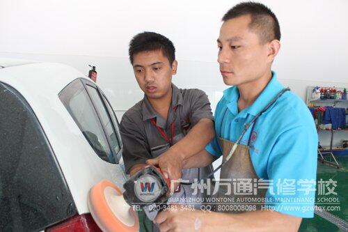 广州万通老师手把手教学生汽车抛光技术