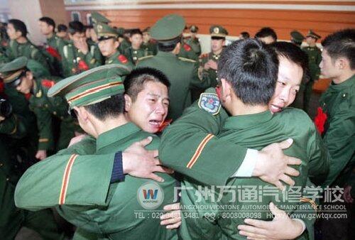 军人退伍，兄弟情深依依不舍