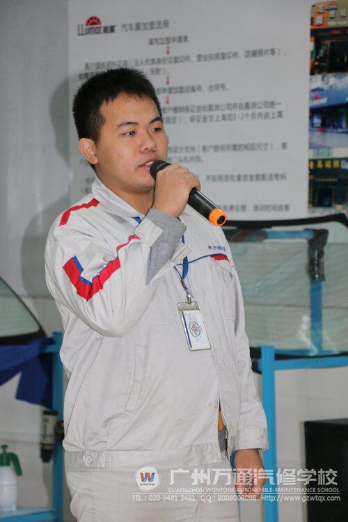 学生在演唱歌曲