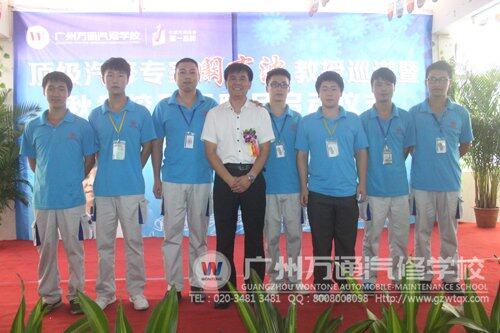阚有波大师和同学们亲切合影