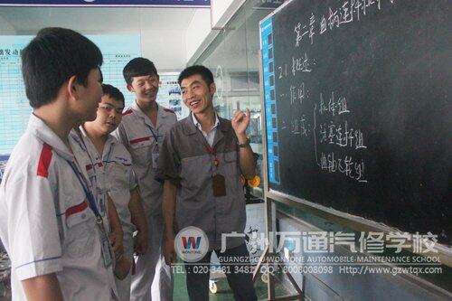 老师在给同学们上理论课