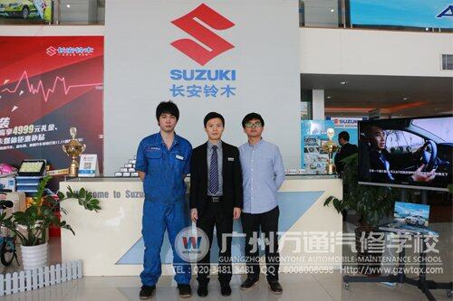 广州万通陈英键（左一）与店经理（中）广州万通就业办刘主管（右一)合影