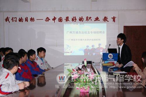 成功学子何顺福在招聘会现场