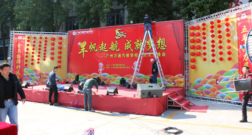 教职员工正在密锣紧鼓地搭建舞台