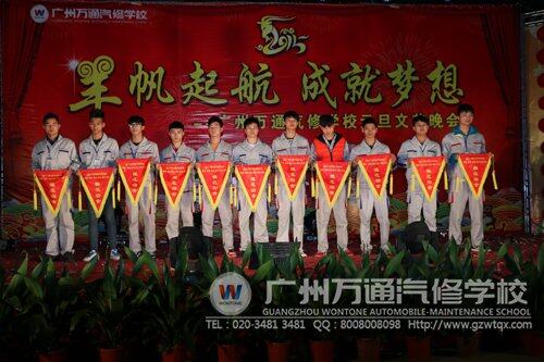 获得&ldquo;文明宿舍&rdquo;的宿舍代表合影