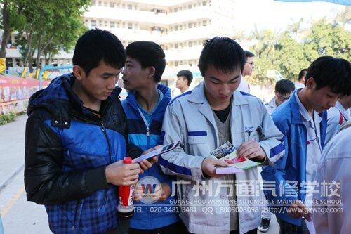 同学们在现场阅读献血相关资料