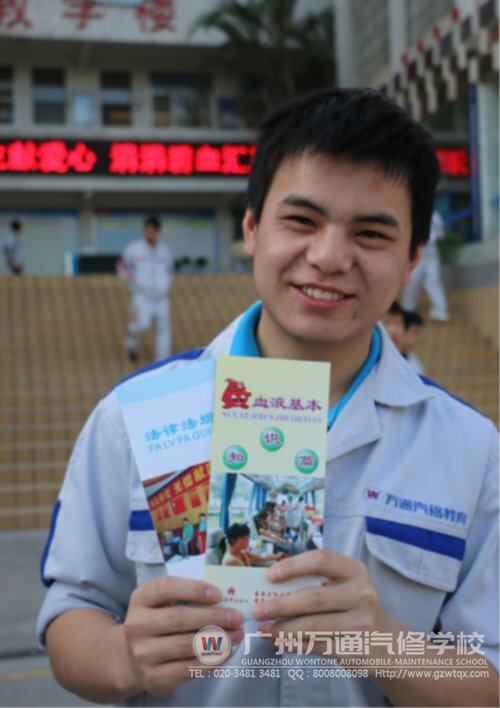 同学在献血宣传活动现场