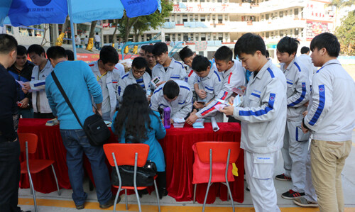 献血活动现场同学积极参与