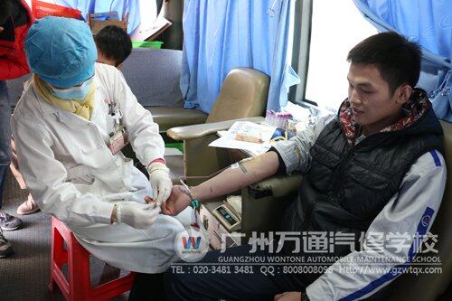 广州万通学子正在献血