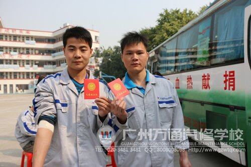 同学积极参与献血，献出自己的一份爱心